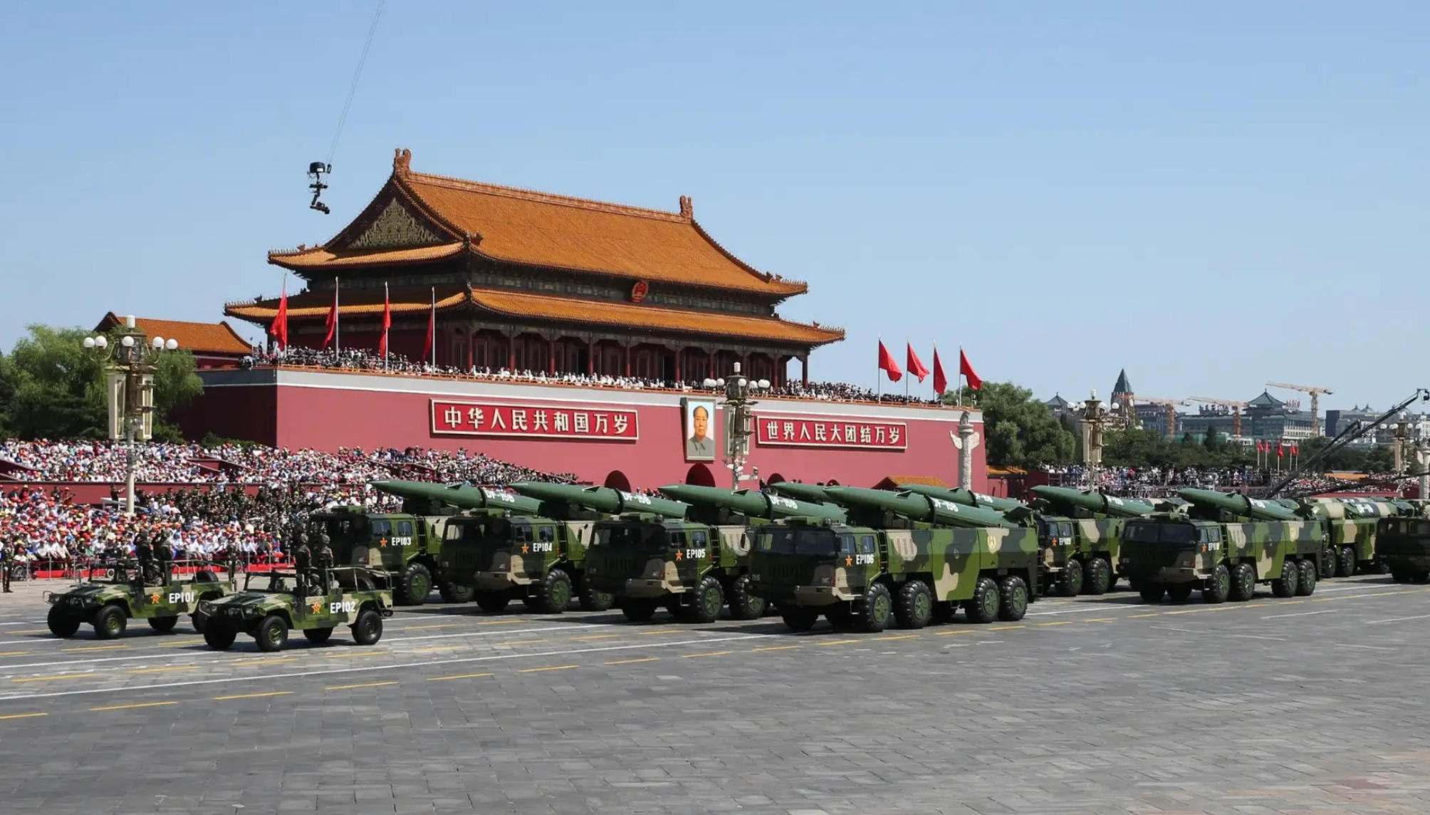 南京藍寶石環(huán)保設備有限公司組織觀(guān)看抗戰勝利80周年閱兵儀式